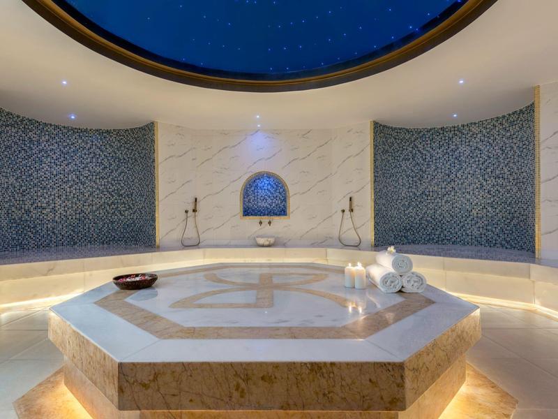 Luxuriöser, runder Hamam mit Marmorinnenausstattung und blau dekorierten Wänden