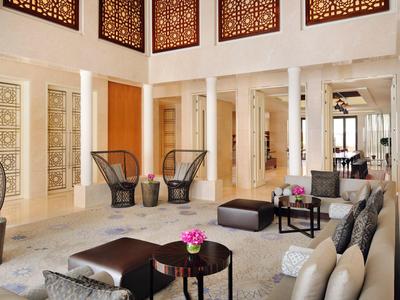 Heller Hotel-Loungebereich mit komfortablen Sitzgelegenheiten und dekorativen Elementen.