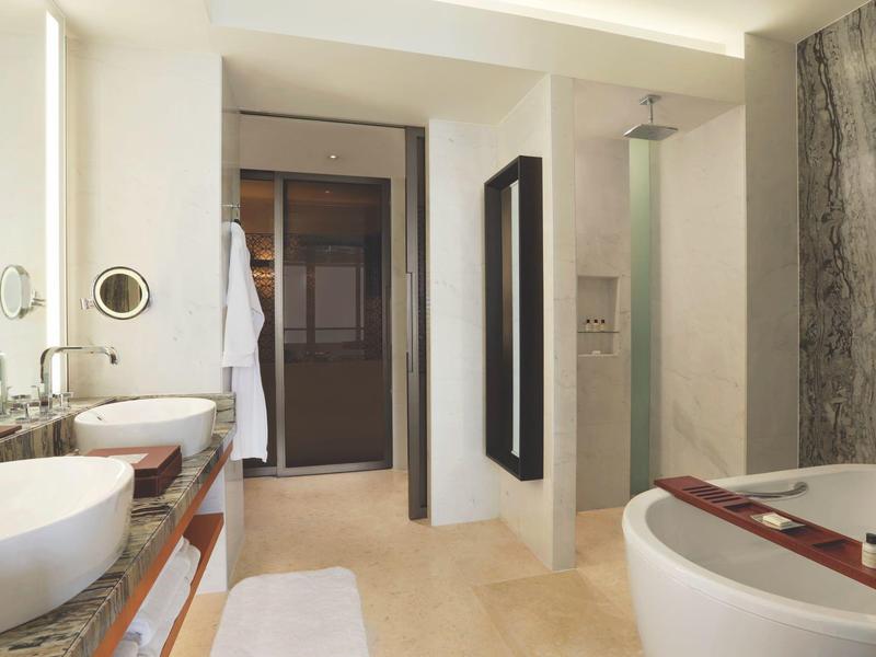 Modernes Badezimmer mit freistehender Badewanne, Doppelwaschbecken und begehbarer Dusche.