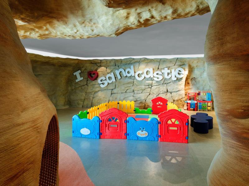 Buntes Kinderspielhaus im Inneren eines Felsens in einem Hotel oder Ferienort.