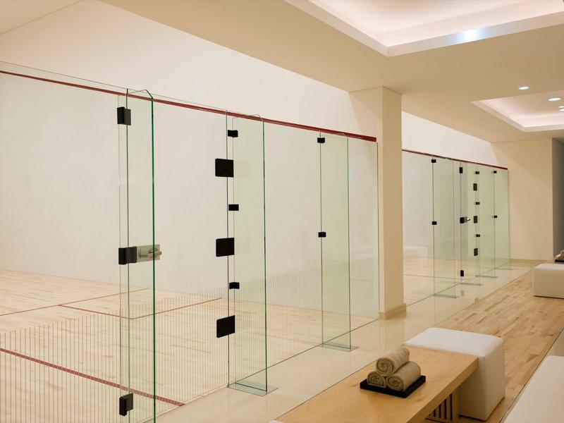 Luxuriöses Strandhotel mit Pool, Palmen und direktem Zugang zu weißem Sandstrand.