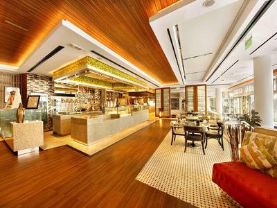 Modern eingerichtete Hotelbar mit Holzboden und gemütlichen Sitzbereichen.