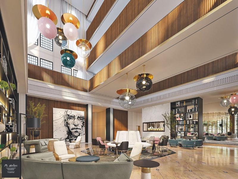 Moderne Hotellobby mit hohen Decken, Sitzgruppen, Kunstwerken und stilvollen Lampen.