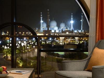 The Ritz-Carlton Abu Dhabi, Grand Canal