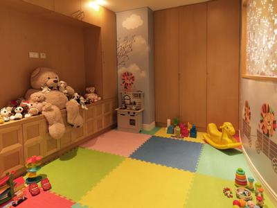Bunter Kinderspielraum mit weichen Matten, Spielzeug und großen Kuscheltieren in einem Hotel.