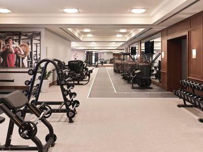 Moderner Fitnessraum mit Gewichten und Trainingsgeräten in einem Hotel.