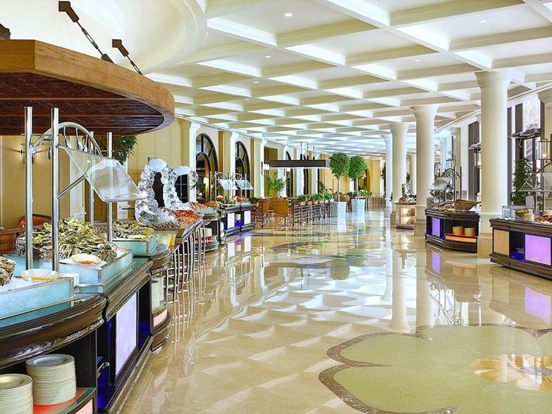 Ampia zona buffet moderna con pavimento in marmo lucido e soffitti luminosi