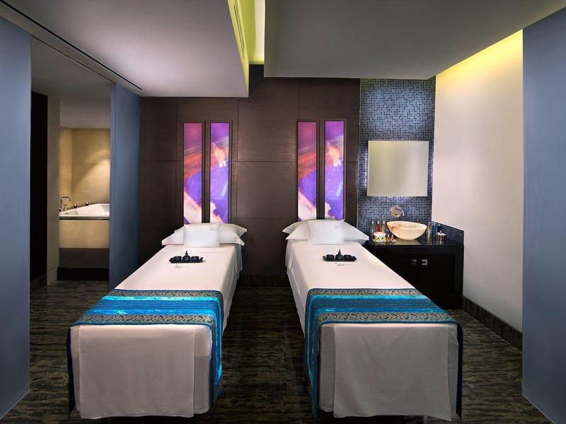 Moderní spa s dvěma masážními stoly a klidnou atmosférou.