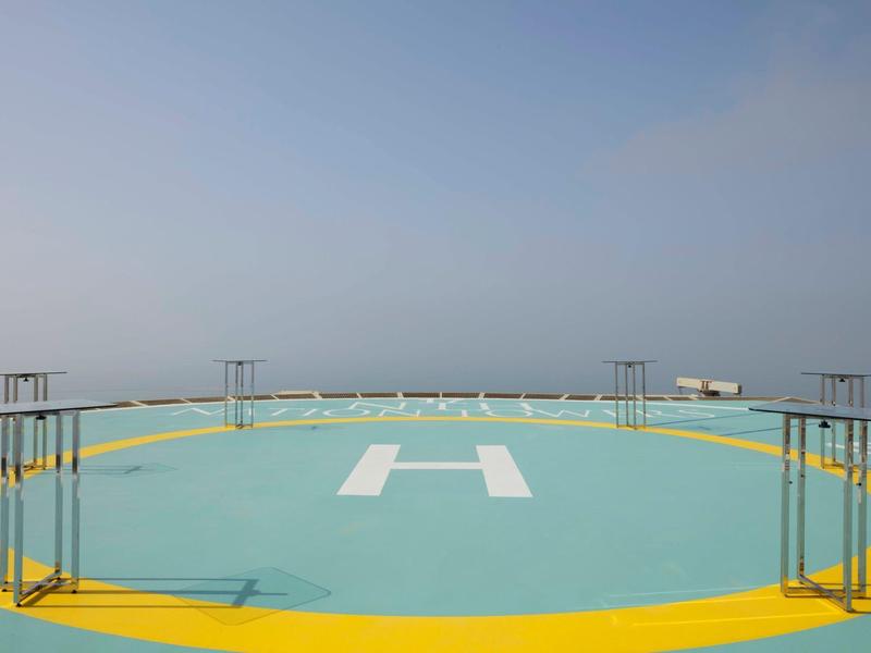 Helipuerto con área cercada y cielo despejado al fondo.