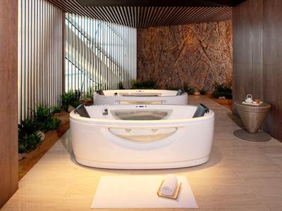 Área de bienestar moderna con tres jacuzzis independientes, revestimiento de madera e iluminación suave.