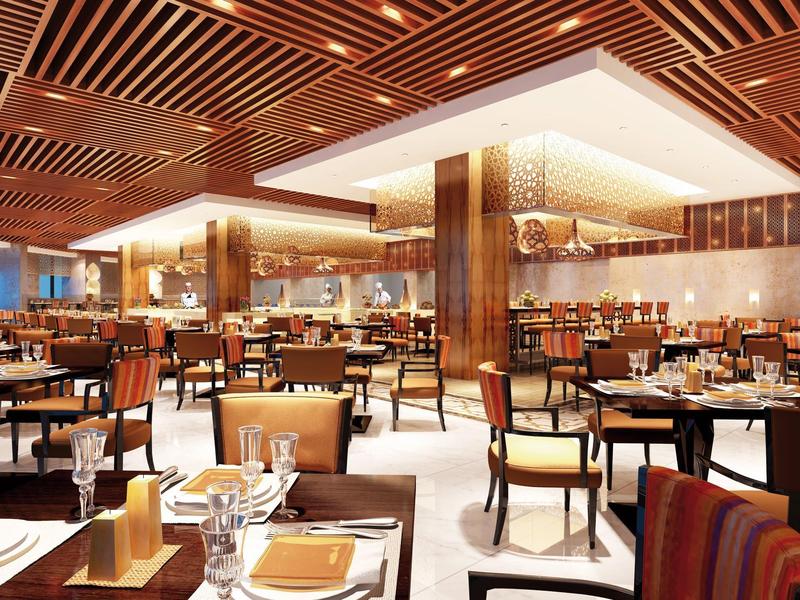 Großes, modernes Restaurant mit Holzdecke, warmem Licht und elegant gedeckten Tischen.