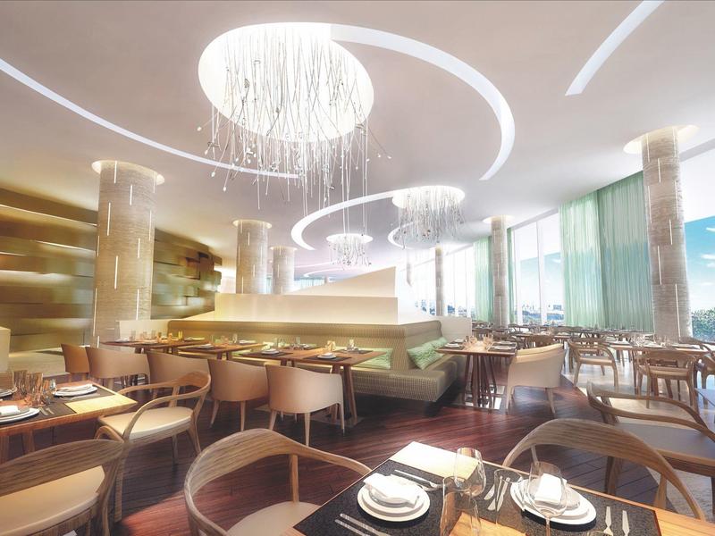 Modern restaurant met ronde houten stoelen, witte tafelindelingen en opvallende kroonluchters.