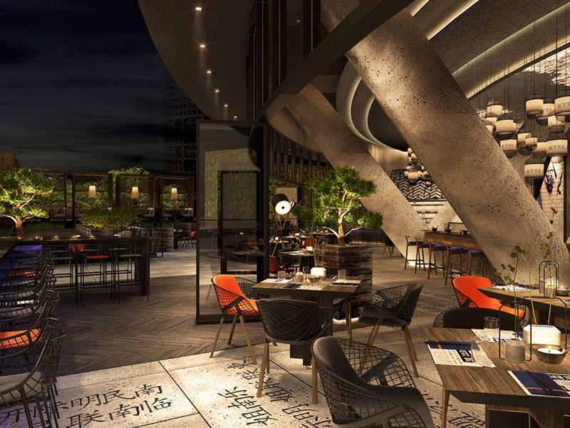 Elegant buitenrestaurant met tafels en stoelen 's nachts, verlicht en gezellig.