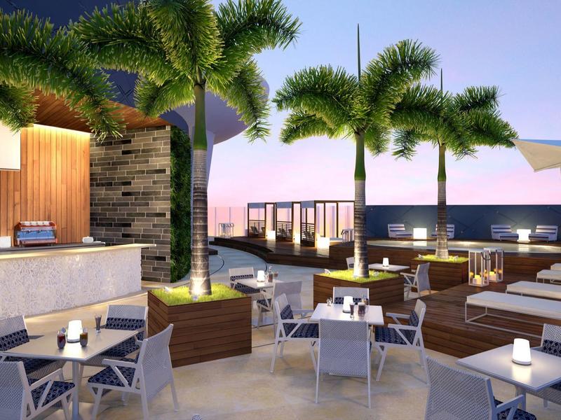 Modern hotelzwembadgebied met ligstoelen, tafels, stoelen en palmbomen bij zonsondergang.