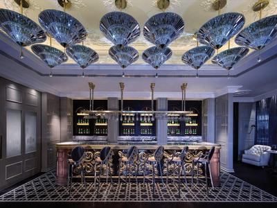 Taras z miejscem do jedzenia i widokiem na morze przy przejrzystym niebie