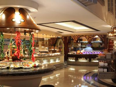 Vista interior de un buffet de hotel con platos variados y decoración elegante