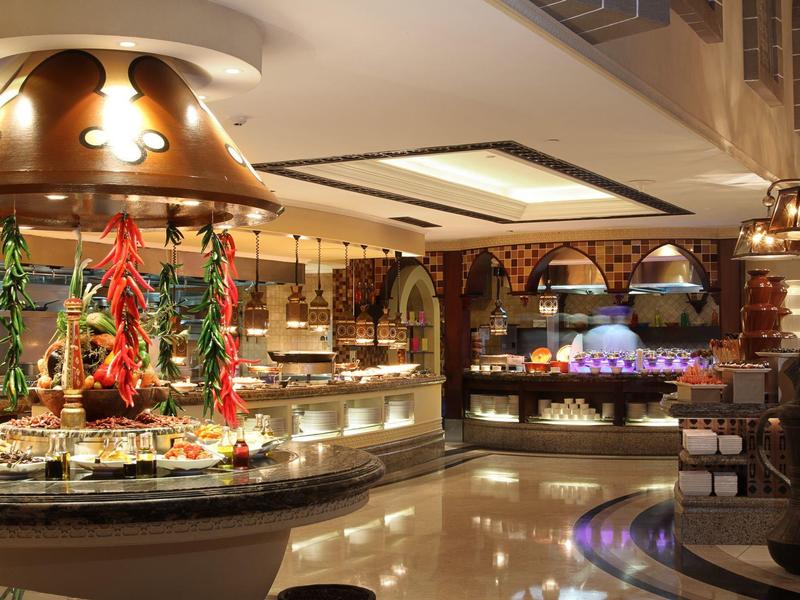 Vista interior de un buffet de hotel con platos variados y decoración elegante