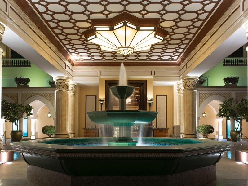 Interior magnífico con una gran fuente y un techo decorativo elaborado.