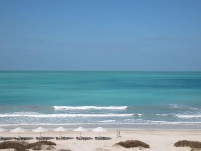 Plage avec ciel bleu et mer turquoise calme