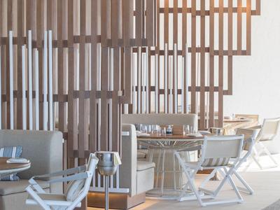 Espace repas moderne avec chaises confortables et murs en bois décoratifs