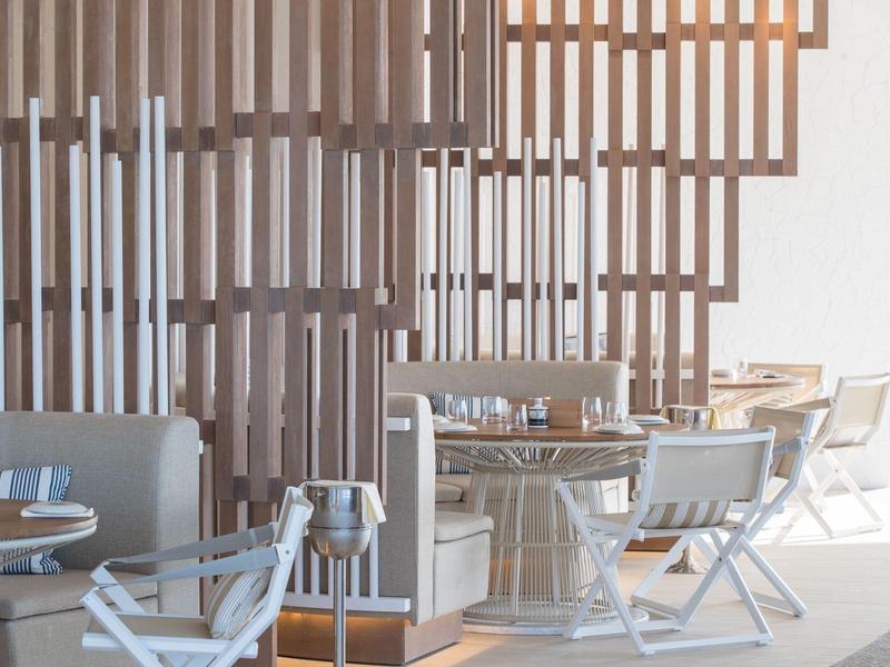 Espace repas moderne avec chaises confortables et murs en bois décoratifs