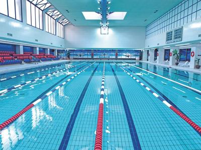 Overdekt zwembad met banen en rode scheidingslijnen