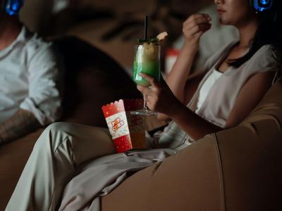 Vaste dune di sabbia al tramonto con piccole luci di un campo nel deserto