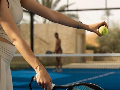 Piscina con vista sul deserto e parte di una sistemazione di lusso con balcone in legno.