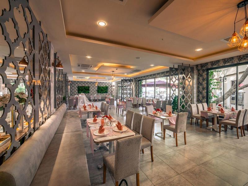 Ristorante elegante con tavoli apparecchiati e design interno moderno.