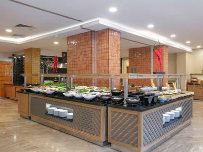 Bufetová oblast s různými pokrmy v moderní hotelové restauraci.