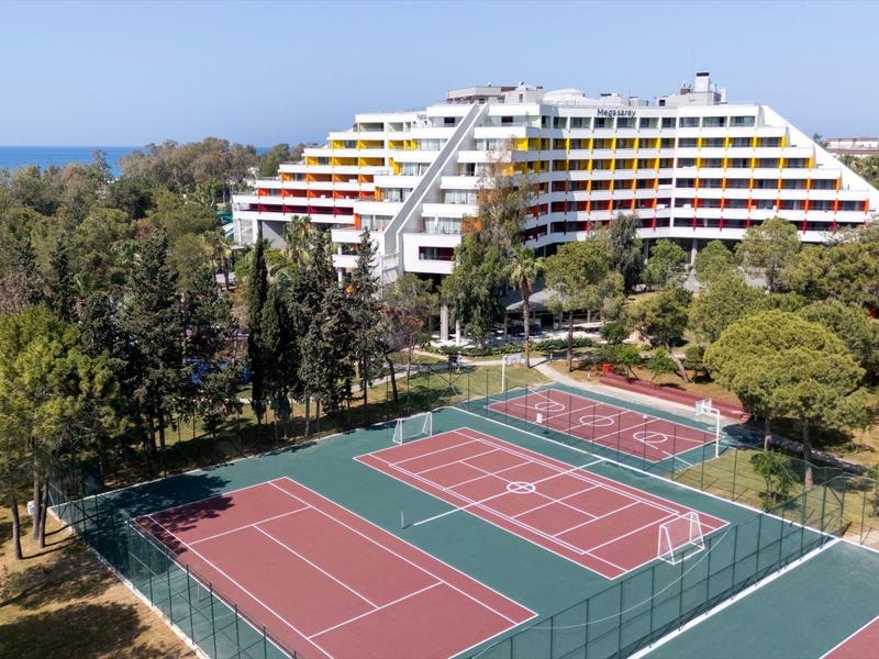 Hotel s moderními tenisovými kurty a zelení v klidné oblasti blízko moře.