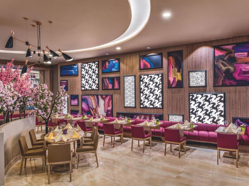 Lounge d'hotel moderno con arte astratta colorata e comodi posti a sedere.