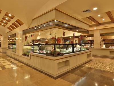Gemütliche, gut beleuchtete Hotel-Lounge mit Buffet und dekorativen Elementen.