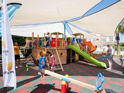 Parco giochi esterno coperto con nave pirata di legno e scivoli