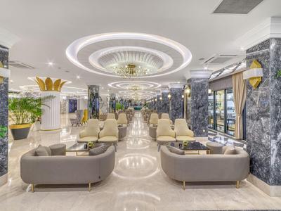 Luxuriöse Hotel-Lobby mit bequemen Sesseln, Marmorsäulen und eleganter Beleuchtung.