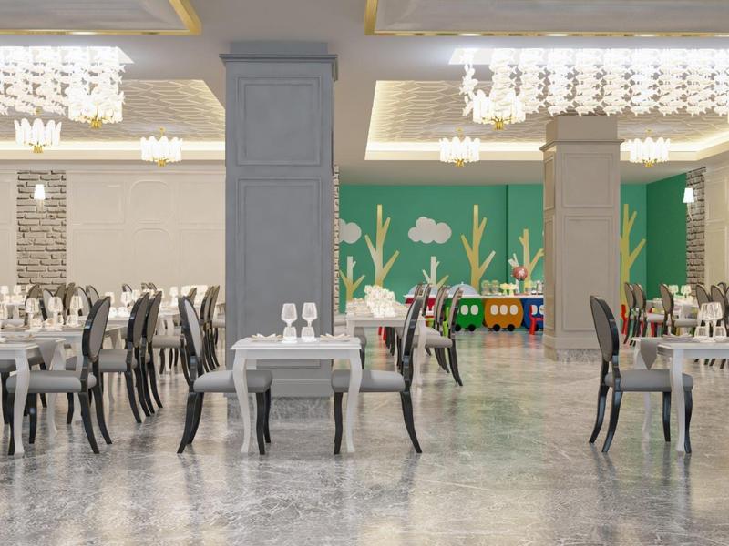 Grande salle à manger élégante avec des chaises ornées et des nappes blanches.