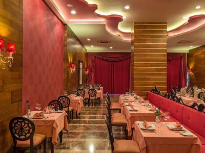 Interno di un ristorante elegante con pareti in legno e illuminazione calda.