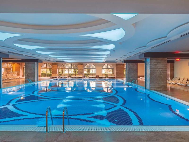 Piscina interna con luce naturale e atmosfera rilassante.