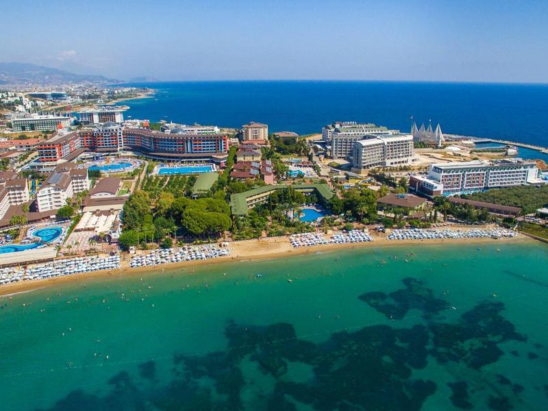 Luftaufnahme eines Küstenstädte mit Strand, Hotels und klarem Blauem Wasser