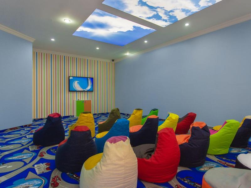 Bunter Raum mit Sitzsäcken und Kunsthimmel an der Decke, geeignet für Entspannung oder Freizeit.