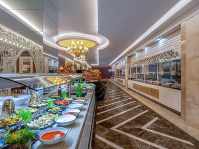 Area buffet moderna con una varietà di piatti e design elegante.