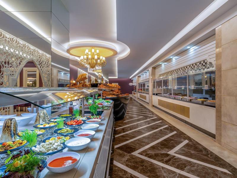 Area buffet moderna con una varietà di piatti e design elegante.