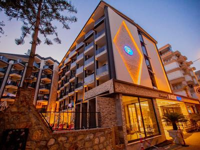 Modern hotelgebouw met verlichte balkons bij schemering