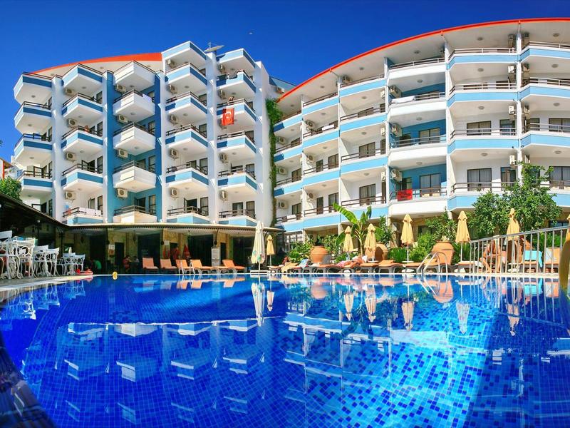 Hotel met grote balkons en een groot blauw zwembad op de voorgrond