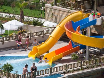 Scivoli d'acqua colorati con persone in una piscina di un hotel.