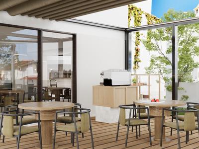 Moderne Außenlounge mit Holzboden, Tischen und Stühlen unter einem Pergoladach im Hotelbereich.