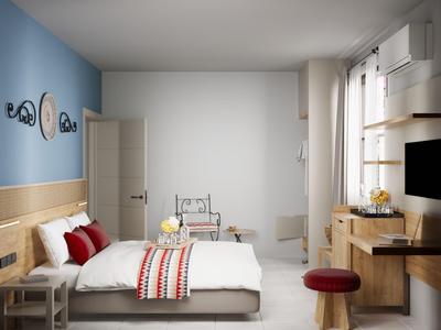 Modernes Hotelzimmer mit Doppelbett, Holzdetails und Schreibtisch am Fenster.