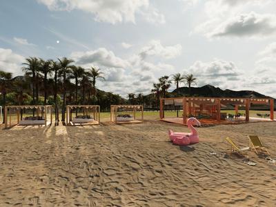 Strandbereich mit Palmen, Sand, Sonnenschirmen und aufblasbarem Flamingo bei bewölktem Himmel.