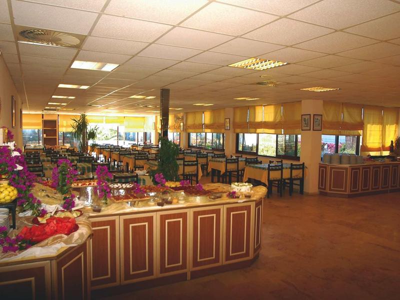 Buffet de restaurant avec grande variété de plats et éclatantes décorations florales.