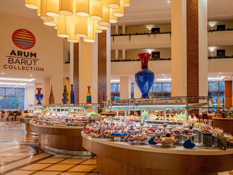 Elegante ristorante d'albergo con buffet curvi e illuminazione moderna.